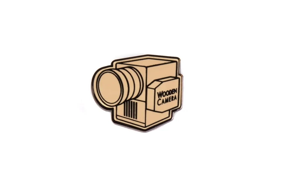 Wooden Camera Lapel Pin pin's émail noir